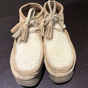 Clarks Wallaby boot, sheearling covered front